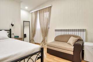 Отель Q&B Hotel Тбилиси Номер с кроватью размера «king-size»-4