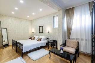 Отель Q&B Hotel Тбилиси Улучшенный номер с кроватью размера «king-size»-2