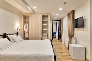 Отель Q&B Hotel Тбилиси Номер с кроватью размера «king-size»-10