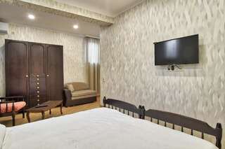 Отель Q&B Hotel Тбилиси Улучшенный номер с кроватью размера «king-size»-4