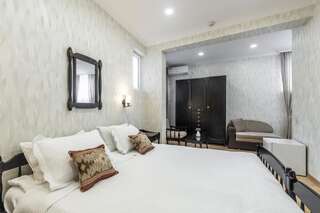 Отель Q&B Hotel Тбилиси Улучшенный номер с кроватью размера «king-size»-5
