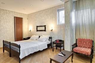 Отель Q&B Hotel Тбилиси Улучшенный номер с кроватью размера «king-size»-6