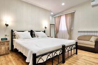 Отель Q&B Hotel Тбилиси Номер с кроватью размера «king-size»-1